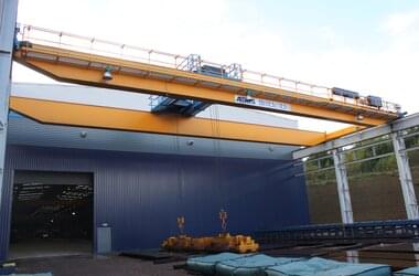 Crane with weather protection roofs, drop latch as wind protection and wind measuring system