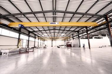 Single girder travelling crane ensures material flow of the company Q4Glass