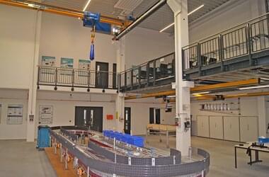 Suspended rail system for applied intralogistics in TUHH test hall