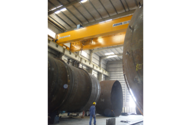 Crane lifts parts for the construction of a boiler/furnace with the help of a chain hoist