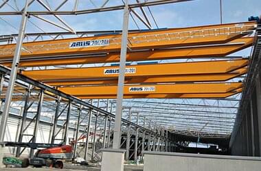 ABUS overhead travelling crane with a load capacity of 20 t and 20 t in a production hall for steel construction in Sweden