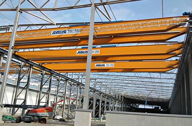 ABUS overhead travelling crane with a load capacity of 20 t and 20 t in a production hall for steel construction in Sweden