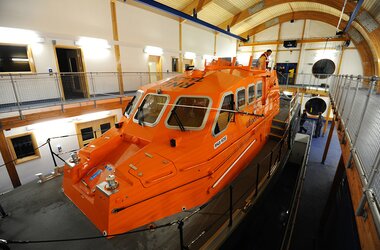 Construction of a lifeboat of the Royal National Lifeboat Institution with the help of an ABUS crane