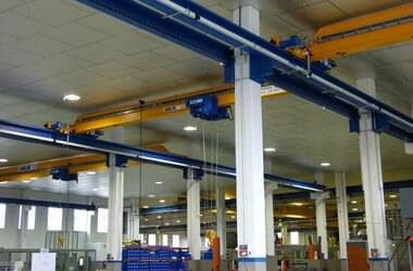 Three ABUS single girder overhead travelling cranes in the modern production facility of the CAPE company. 