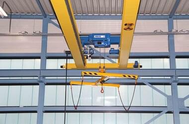 Trolley with a load capacity of 5 t and an electric hoist in production hall in the Netherlands