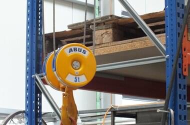 electric chain hoist with maximum load of 5 t transports components of the company Forthaus