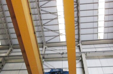 Overhead crane with trolley on main girder 