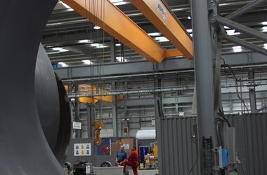 Cranes with spring cable reels providing power supply to lifting magnet crosshead