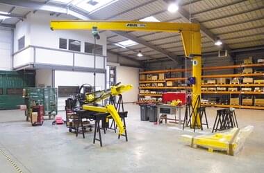 Pillar slewing jib crane LS with outreach of 4 m and load capacity of 1 t