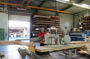 Employee works with HB-System in Lorenz joinery in Germany