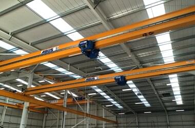 Single girder travelling cranes with wire rope hoists type GM1000 in company Subsea Innovation