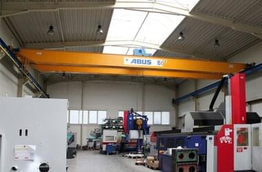 Double-girder travelling crane ensures continuity in the assembly of metal saws