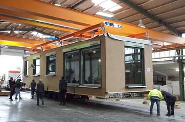 Load spreader bars on double-girder travelling cranes for safe loading