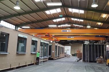 Double-girder travelling crane with total lifting capacity of 25 t in company SmartHouse