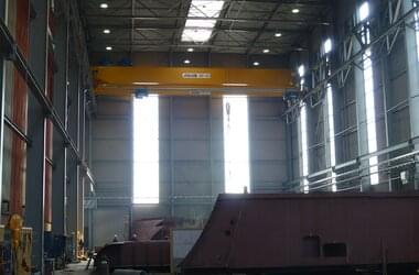 Double-girder travelling crane with lifting capacity of 80 t in production hall of Royal Bedewes shipyard