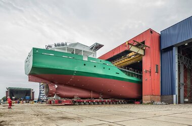 Remote controlled cranes by ABURemote joystick in Dutch shipyard