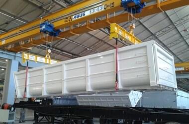 Single girder travelling crane with two electric chain hoists, each with a load capacity of 6.3 t