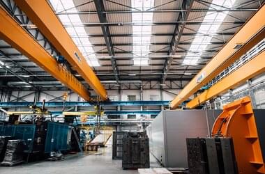 Double-girder travelling cranes in the production hall of Jelenia Plast in Poland