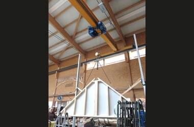 Single girder travelling crane for transporting timber elements between workplaces