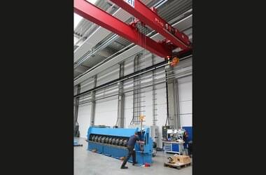 Double-girder travelling crane carries Niehoff wire machine