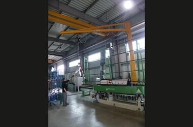 Pillar slewing jib crane for force-saving load handling in company Miroiterie Righetti