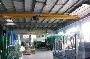 Single girder travelling crane with vacuum operating device for safe transport