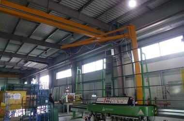 Transport of glass products by means of ABUS single girder travelling crane and pillar slewing jib crane