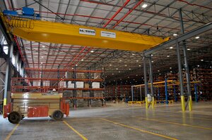 ZLK double girder travelling crane transports Caterpillar equipment in the medium load range 