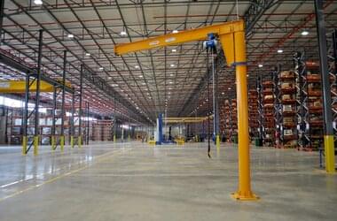 Pillar slewing jib crane with load capacity of 0.3 t in the sorting area