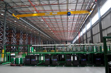 Single girder travelling crane in the hall area of forklift batteries