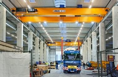 Double girder travelling crane with two hoists in logistics hall