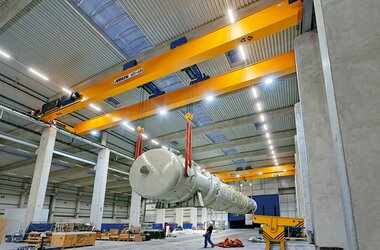 Unloaded pressure vessel lifted by double girder travelling cranes