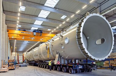 Double girder travelling cranes in multi-purpose logistics hall of the company HegmannTransit