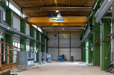 Double girder travelling crane with load capacity of 25 t each at metal manufacturer's plant