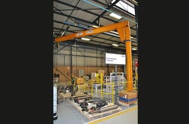 Pillar slewing jib crane VS at the rear end of the workshop of the company Voith