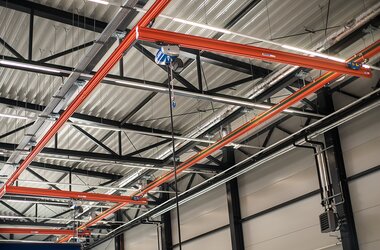 Suspended rail system for internal transport in Knoll company