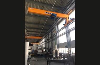 Workstation-related EWL single-girder wall travelling crane in second material flow level