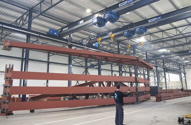 Employee operates single girder travelling cranes via radio remote control ABURemote Button