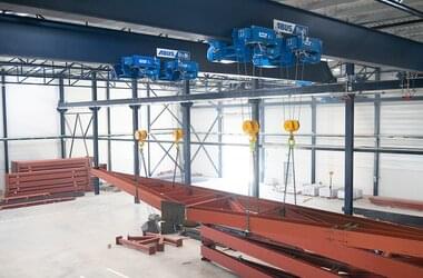 Single girder travelling cranes with sway control by ABUControl