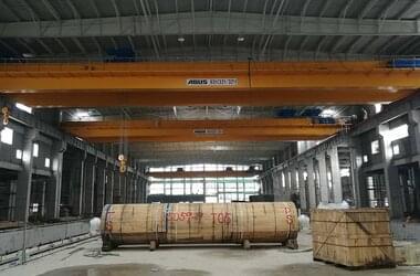Double girder travelling cranes with GM 7000 electric wire rope hoists in production hall
