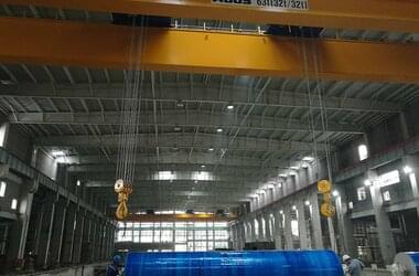 Close-up of wire rope hoists with load capacity for 32 t on double-girder travelling crane