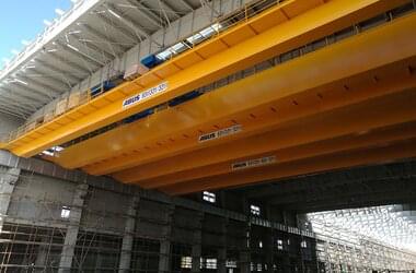 Double girder travelling crane with running platform for maintenance purposes