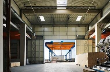 Closed hall in Sonsbeck with double girder travelling cranes 