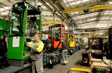 ELV single girder travelling crane operating in company Combilift in Ireland