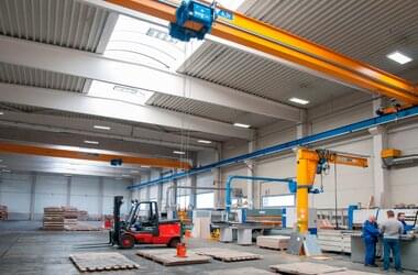 2 single girder travelling cranes and pillar slewing jib crane in production hall of ALFUN company