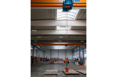 Single girder travelling crane with span of 23 m in production hall