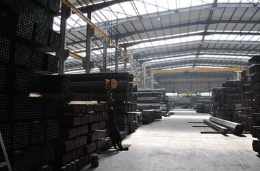 Single girder travelling cranes for production and handling of larger round and square tubes