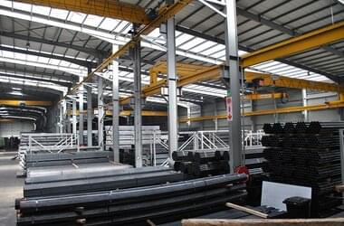 Single girder travelling cranes for handling small round and square tubes
