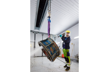 Employee works with ABUS chain hoist