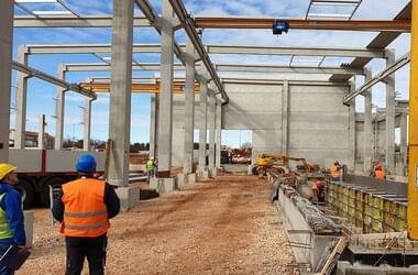 Assembly of travelling cranes in new production hall in Croatia